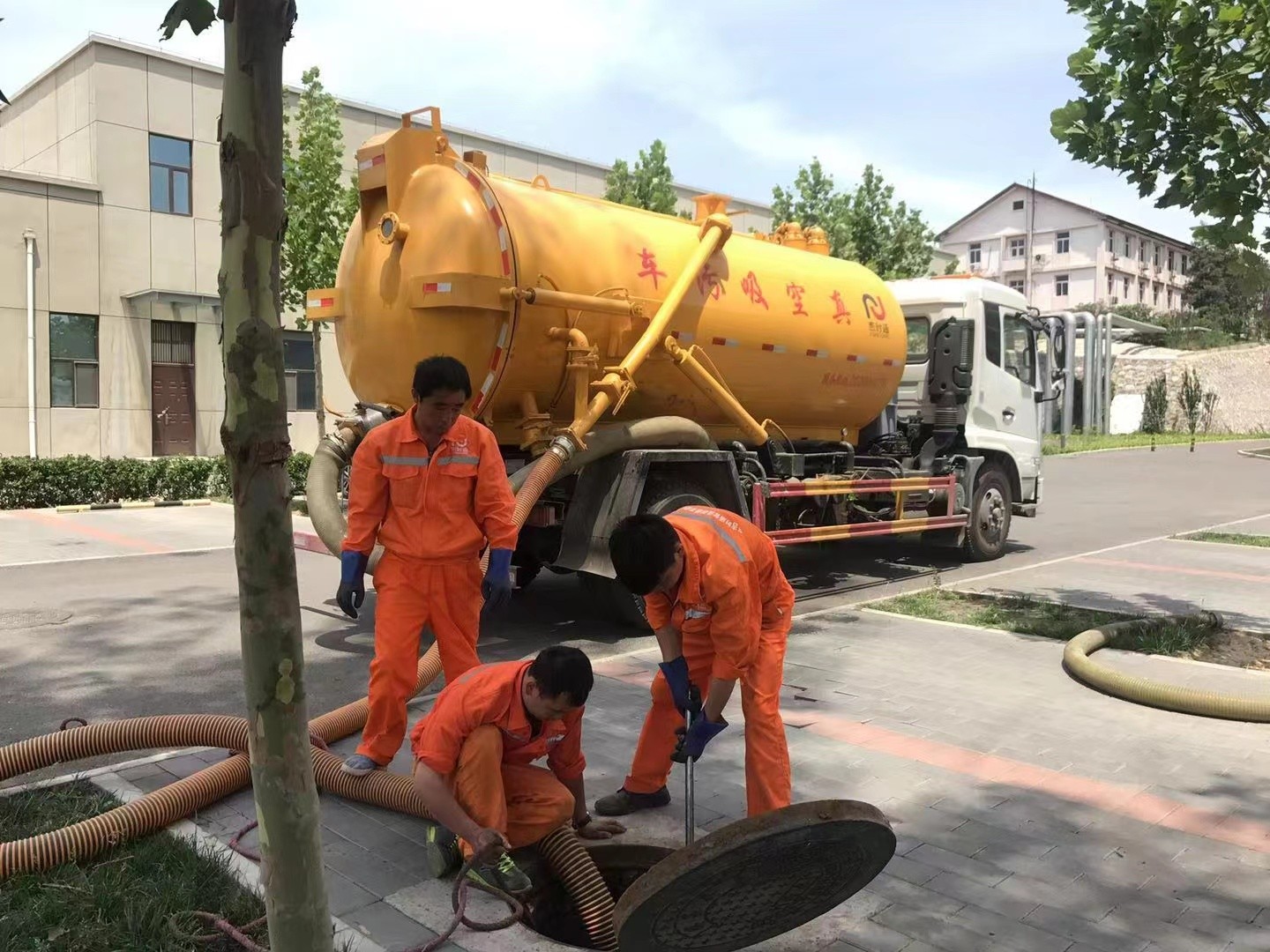 东乡管道疏通车停在窨井附近